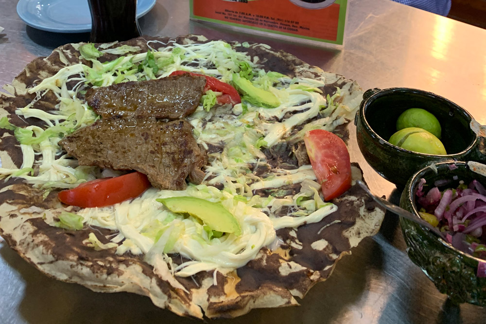 Comedor Tipico La Abuelita のメキシカンピザ