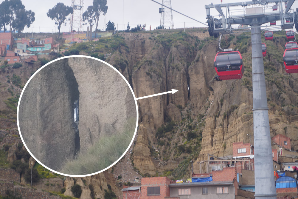 崖に挟まった車