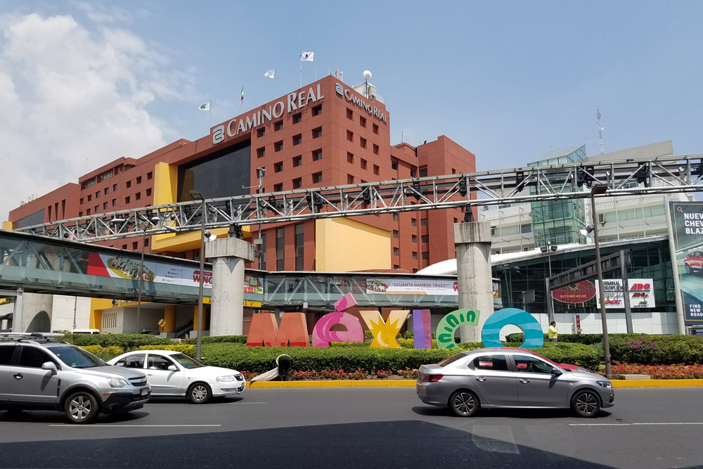 メキシコシティ国際空港前