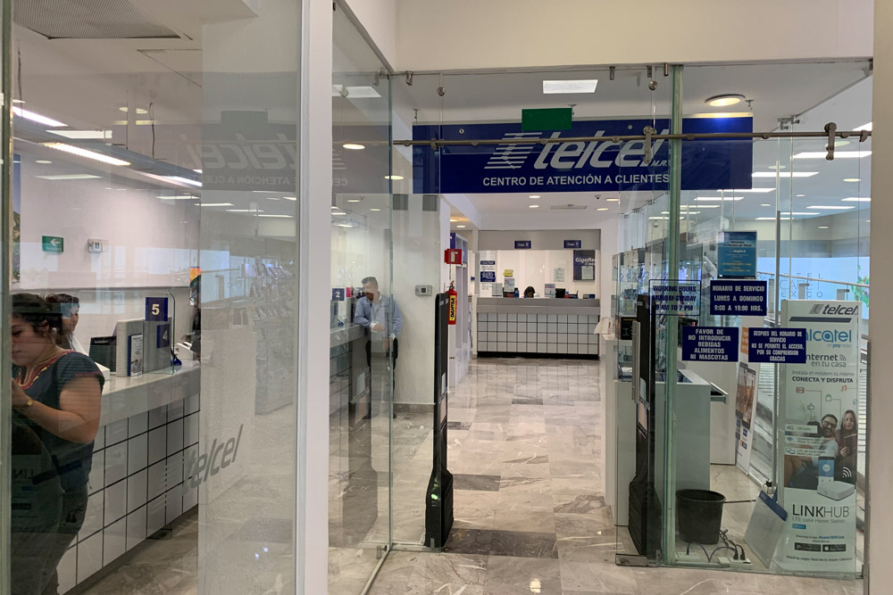 メキシコシティ空港内Telcelショップ