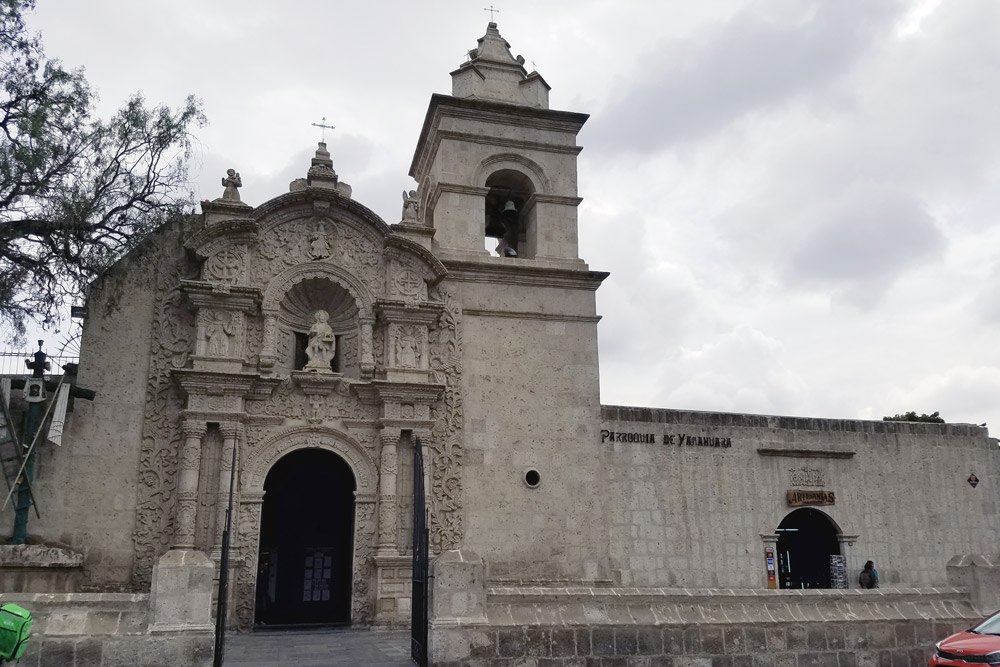 ヤナワラ地区 の教会