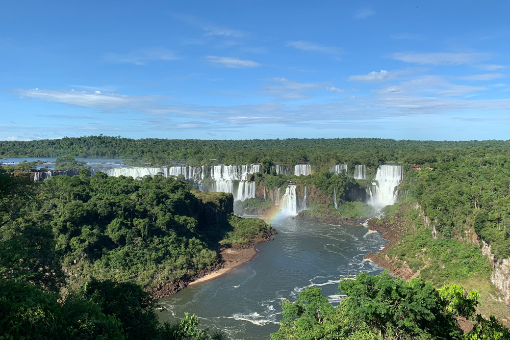 アルゼンチン側の滝を望む