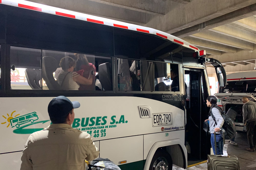 メデジン空港から市内へ