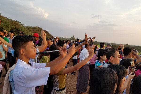 写真を撮る人々