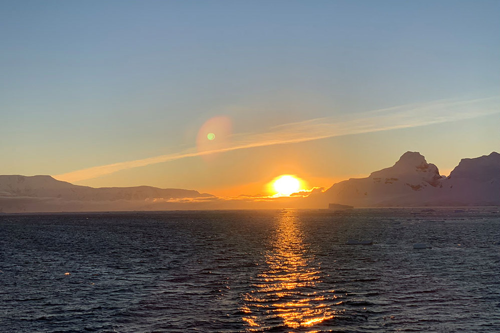 南極に沈む夕日