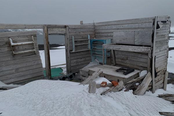 崩壊寸前の家屋