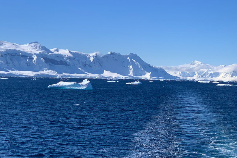 流れる氷山