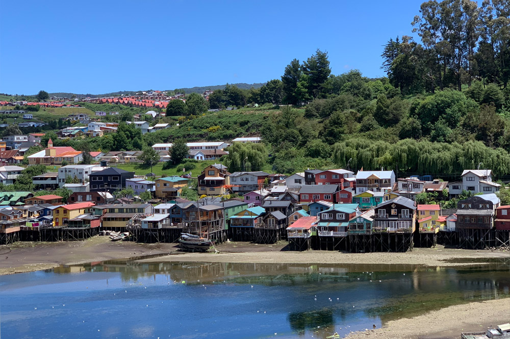 干潮時の高床式住居
