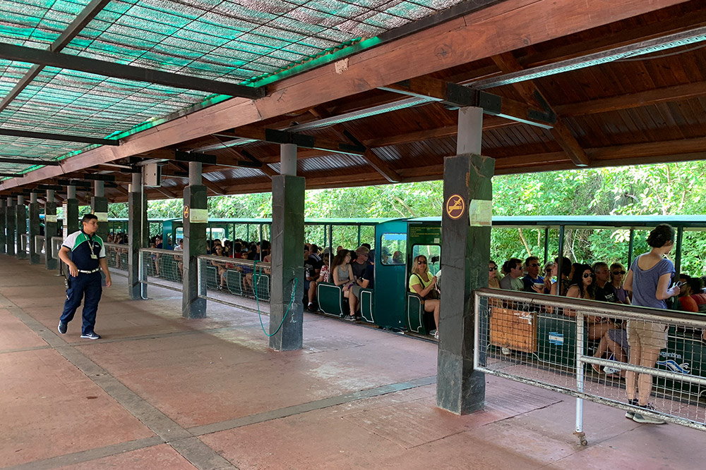 カタラタス(瀑布)駅
