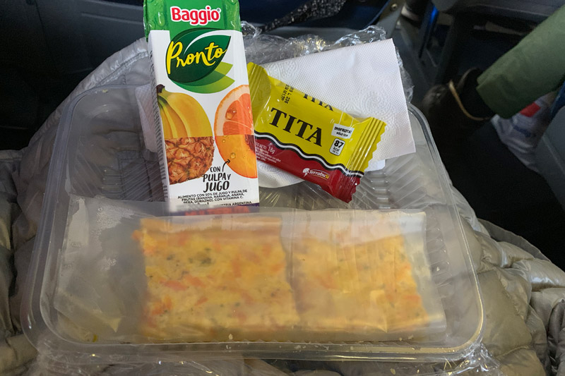 車内で配られた夜食