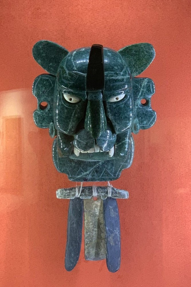 翡翠細工 コウモリの神の仮面