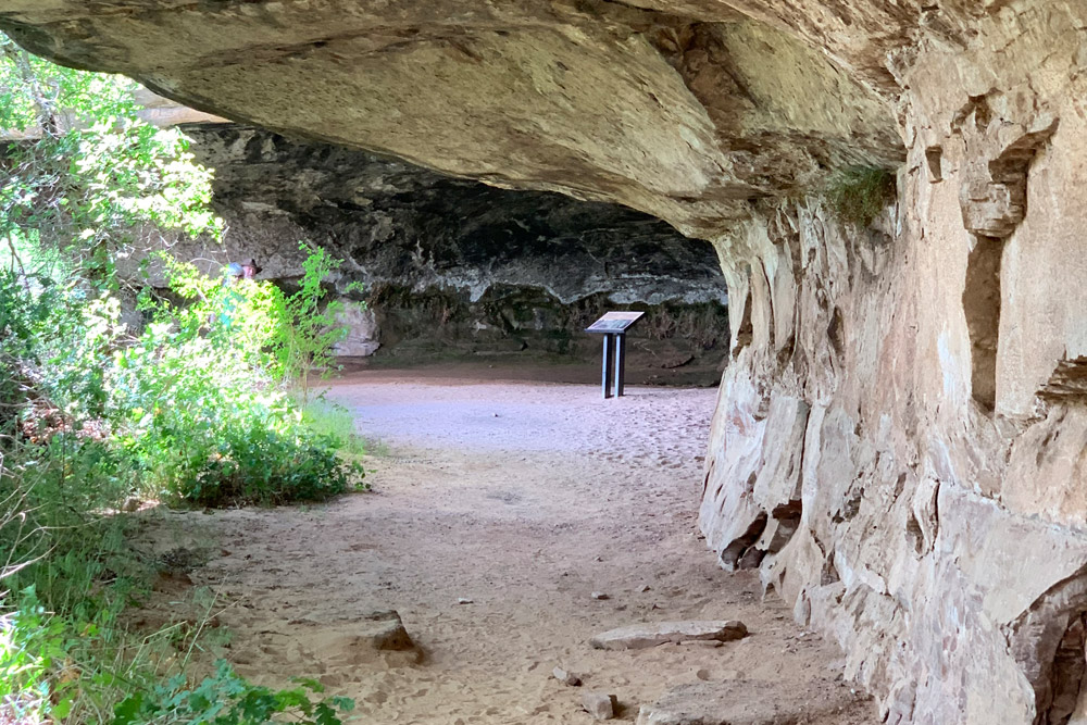 Cave Springへ