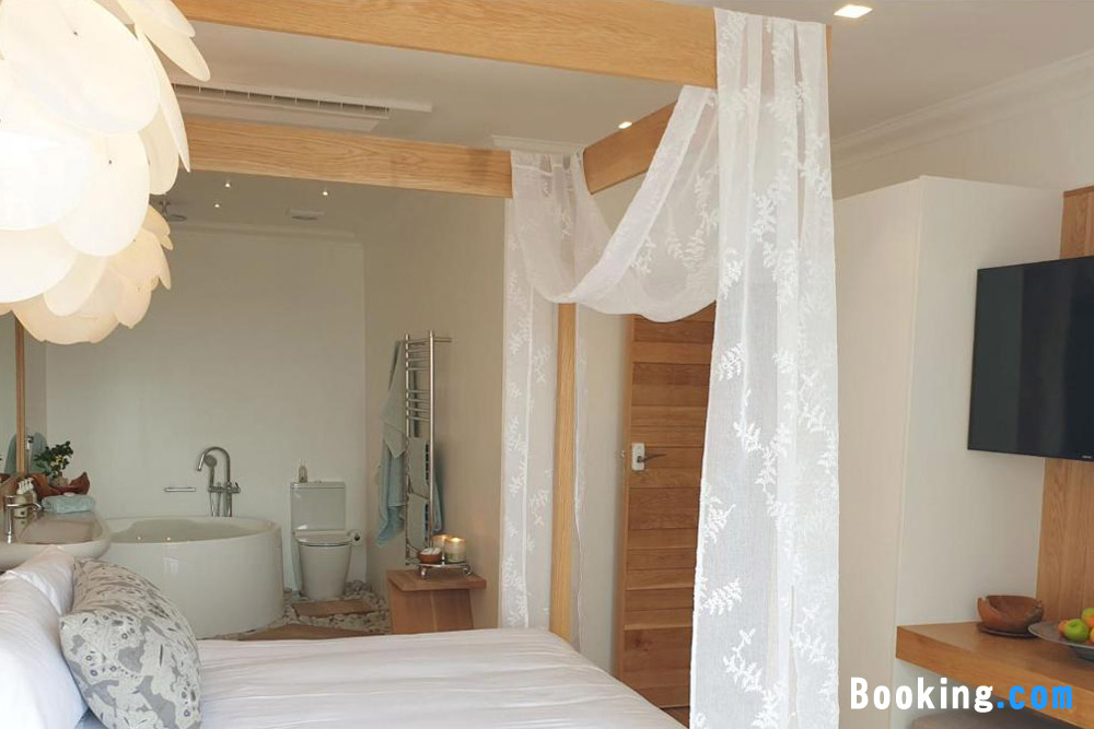 Oceans Guest House & Luxurious Apartments