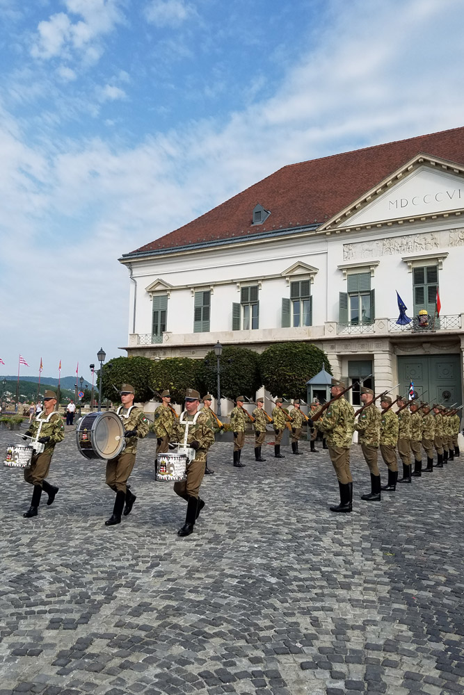 大統領官邸脇の衛兵交代式