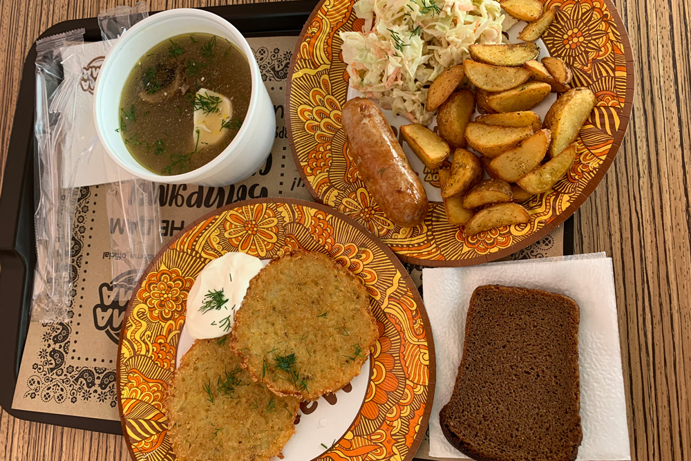 ドラニキとソーセージ料理
