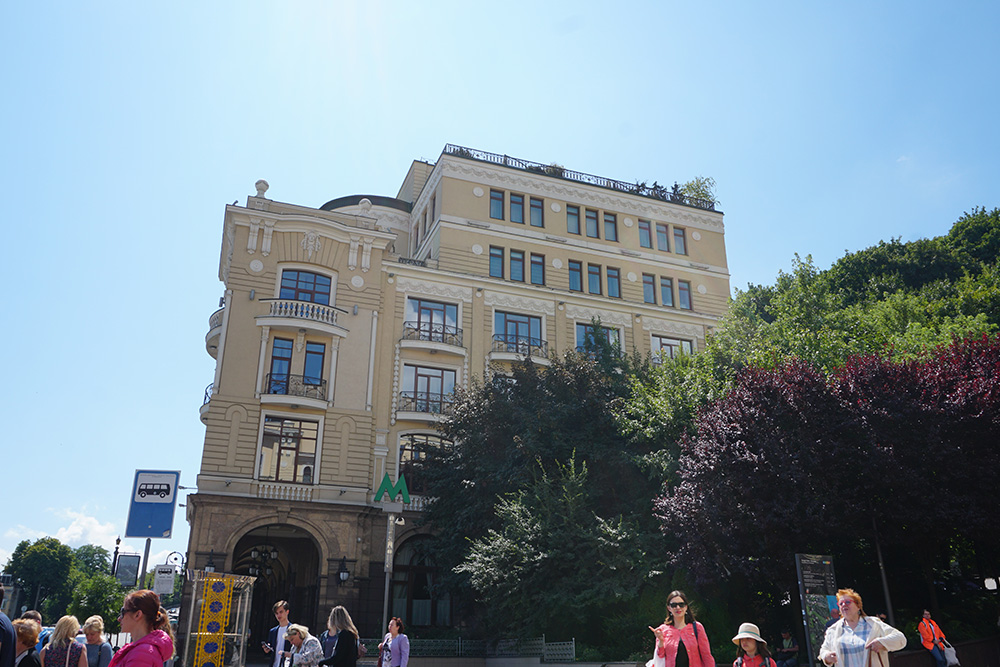 Poshtova ploshcha駅